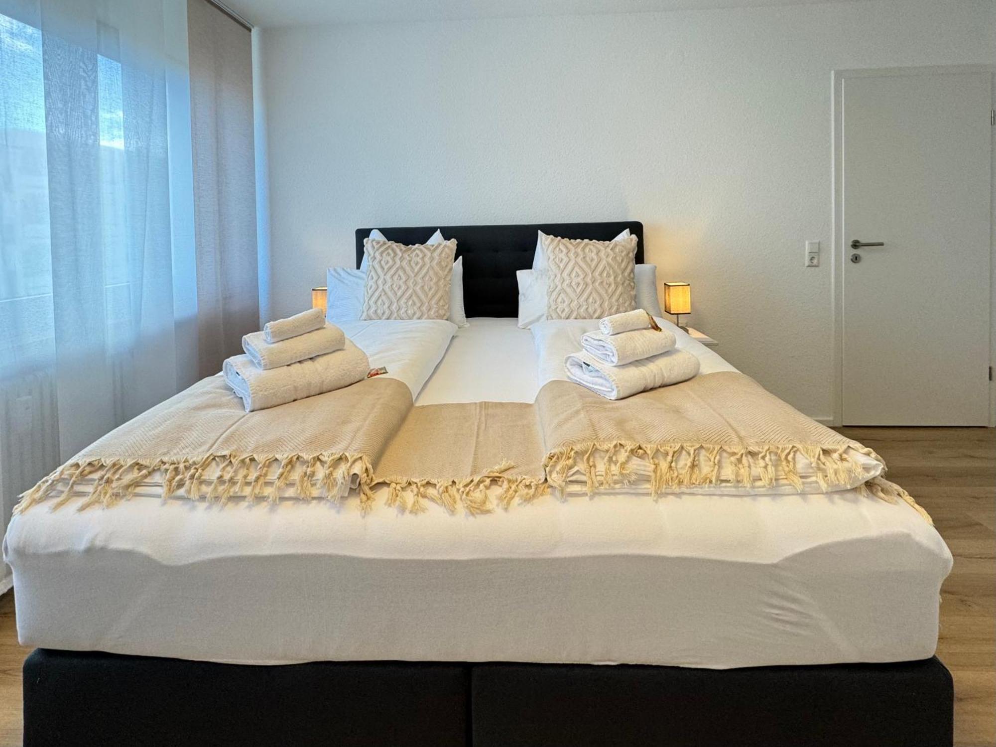 3 Zimmer Apartment, 90 Qm, Ruhig Und Zentrumsnah, Max 6 Pers, 15 Qm Balkon , Private Garage, Internet 1000 Mbit Sindelfingen Ngoại thất bức ảnh