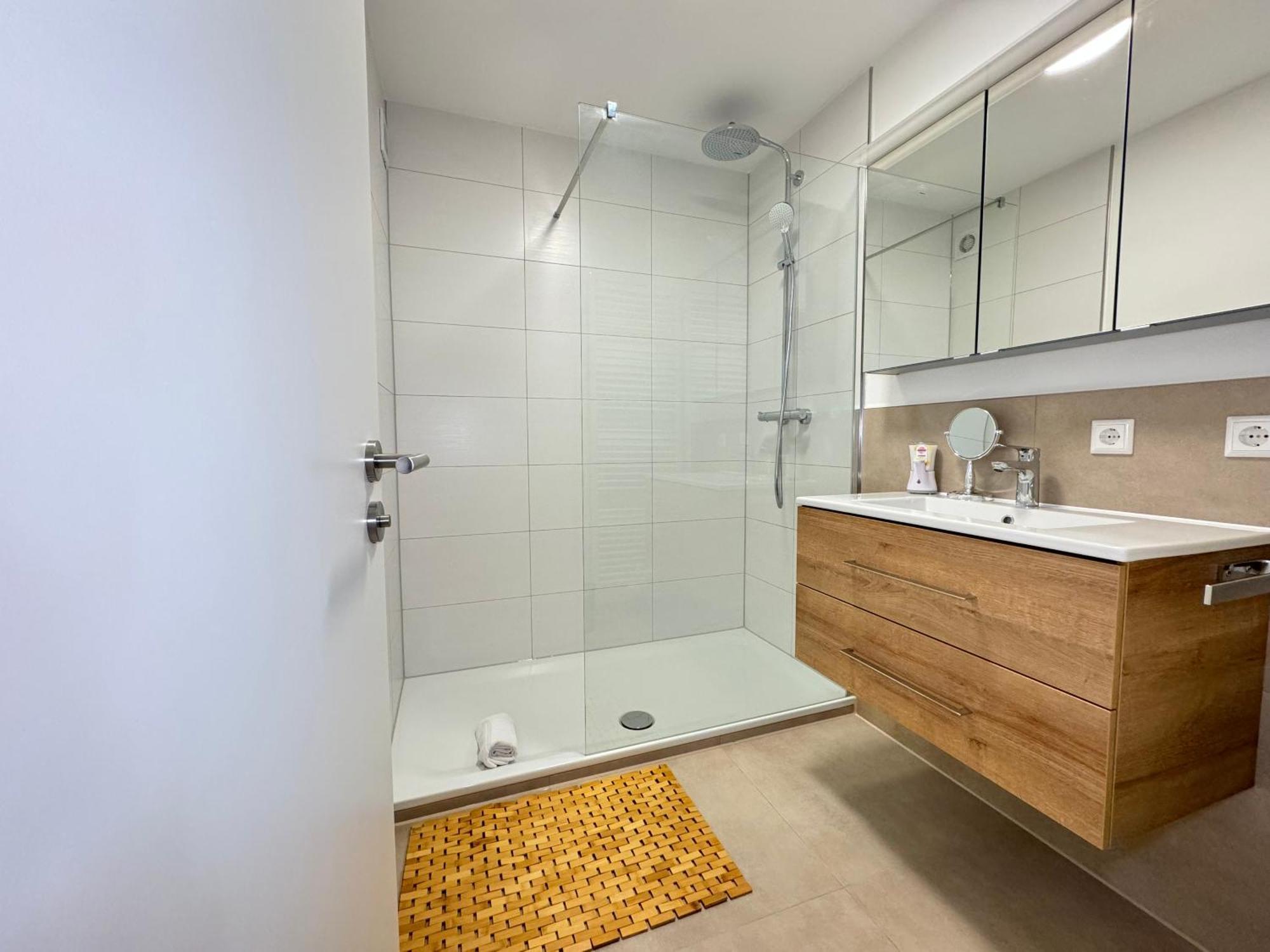 3 Zimmer Apartment, 90 Qm, Ruhig Und Zentrumsnah, Max 6 Pers, 15 Qm Balkon , Private Garage, Internet 1000 Mbit Sindelfingen Ngoại thất bức ảnh